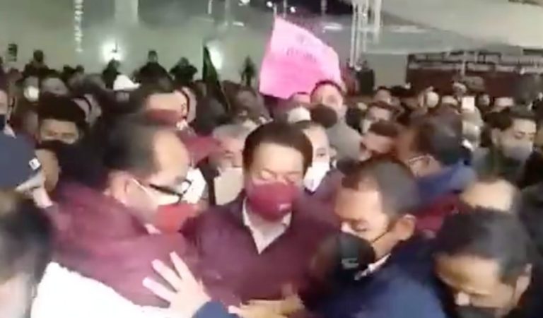 Reciben nuevamente a insultos y huevazos a Mario Delgado, ahora en Durango