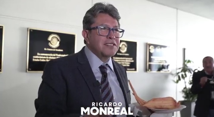 Monreal invitó los tamales en el Senado por el Día de la Candelaria