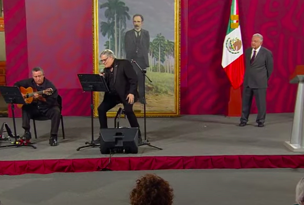 AMLO usa la mañanera para homenajear a Cuba con cuadro de José Martí