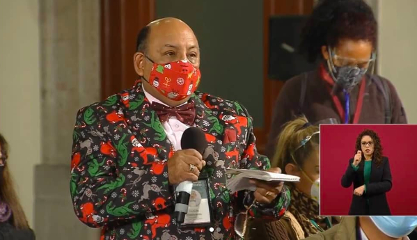 Lord Molécula presume ‘cachito’ de rifa en la mañanera y se toma una foto con AMLO