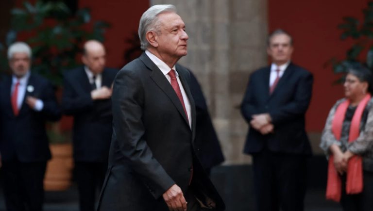 Aprobación de AMLO ha caído 6.1 puntos en el último año: encuesta
