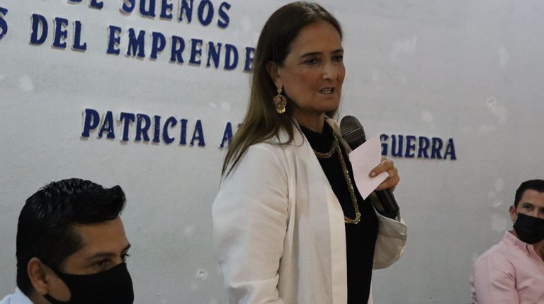 Abuchean a Patricia Armendáriz en la FIL Guadalajara tras presumir a AMLO como el “presidente más liberal”