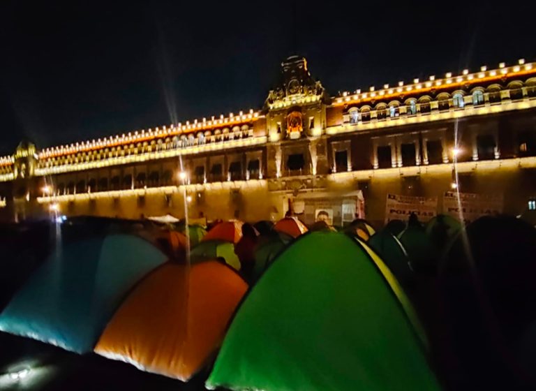 Maestros de la CNTE y CTEG instalan plantón frente a Palacio Nacional