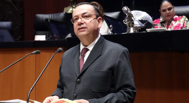 Germán Martínez presenta formalmente solicitud de juicio político contra Yasmín Esquivel