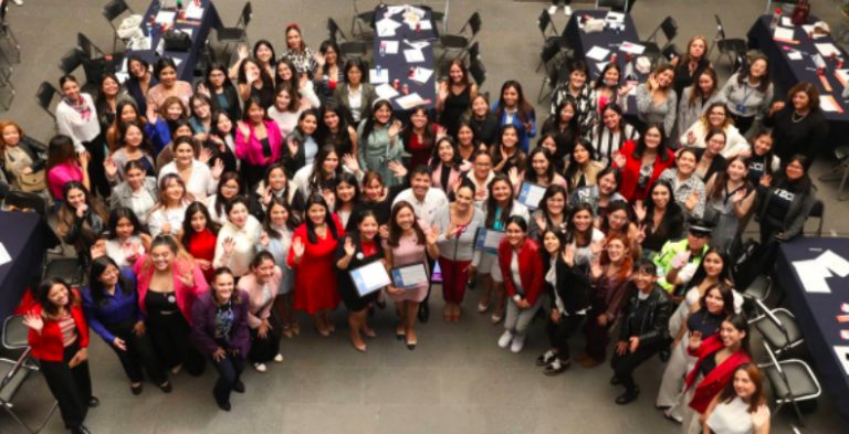 Universitarias asisten a foro “La mujer; sus derechos y retos”