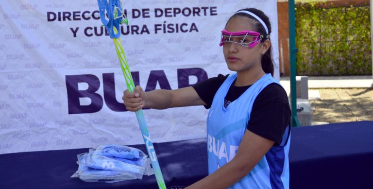 Entrega BUAP uniformes al equipo de lacrosse