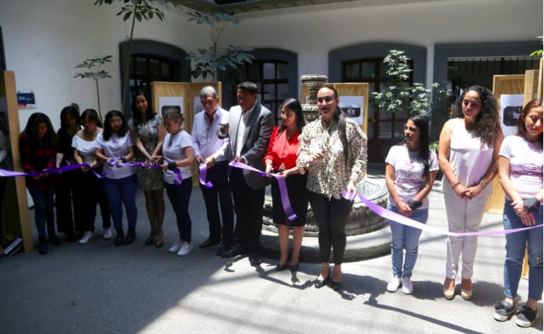 Inauguran exposición “Voces de la Violencia Vicaria”