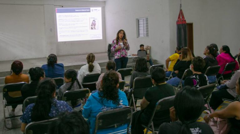 SMDIF imparte pláticas de prevención sobre violencia vicaria en las Juntas Auxiliares