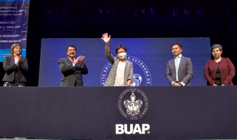 Asiste Lilia Cedillo a graduación del Complejo Regional Mixteca y de la Preparatoria Emiliano Zapata
