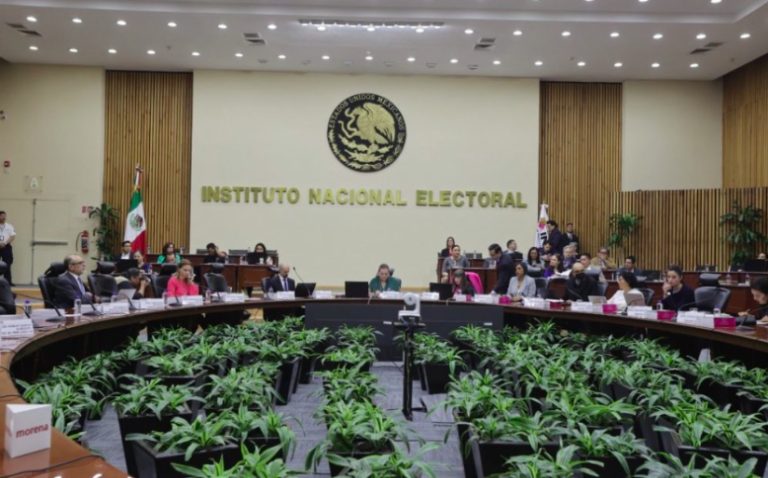 Encierro a periodistas en el INE será investigado, advierte Consejera del INE