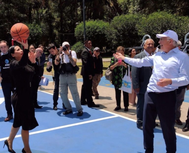 Sandra Cuevas y el embajador Ken Salazar se echan “cascarita” de Básquet para inaugurar espacios deportivos del programa “tu cancha”