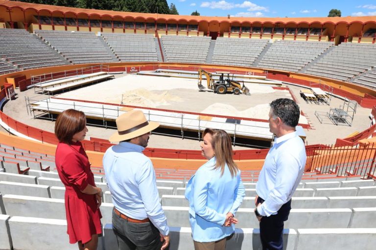 Gobernadora revisa plaza de toros “El Pana”