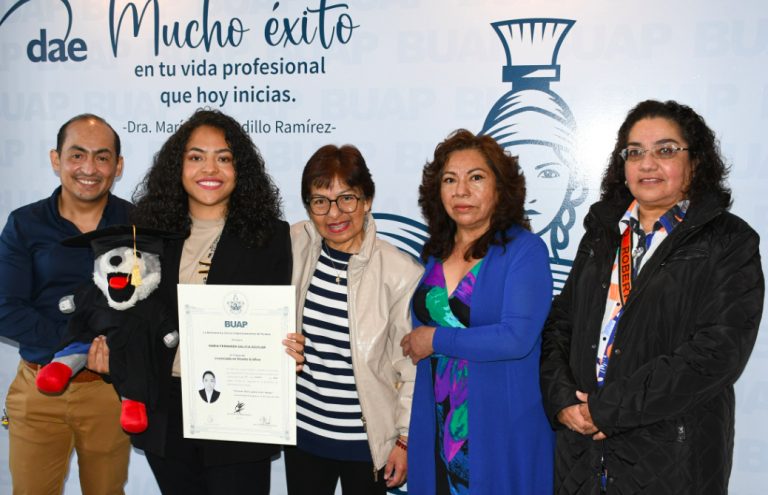 Entrega Lilia Cedillo título a egresada con discapacidad auditiva