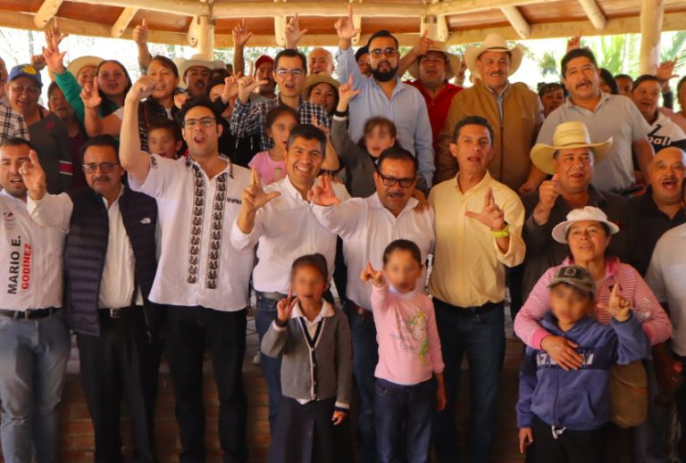 Eduardo Rivera visita Pahuatlán y Honey “Puede haber un mejor camino en el campo y en la salud”