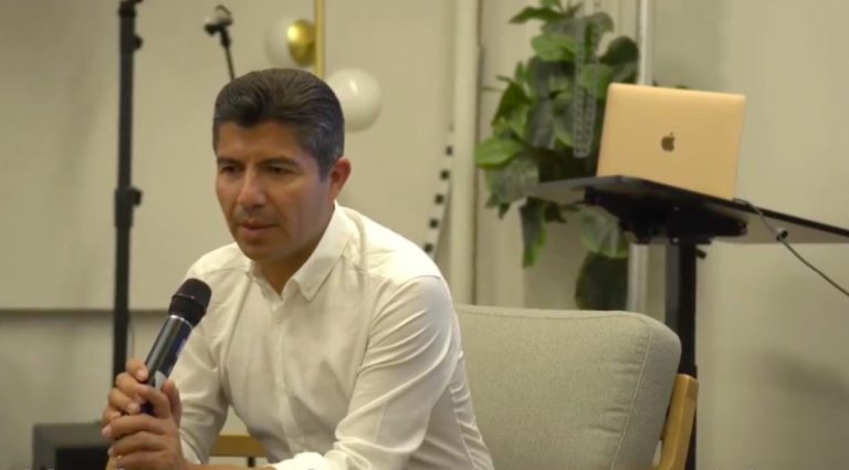 Eduardo Rivera se reúne con comunidad migrante en Nueva York y escucha sus peticiones