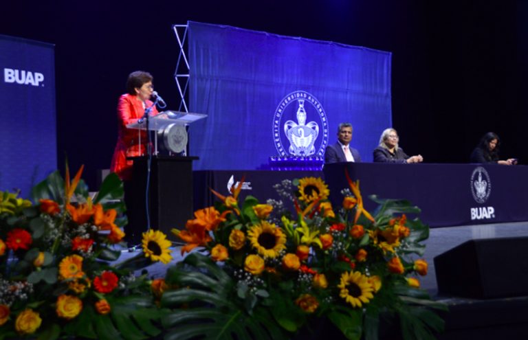 Preside Lilia Cedillo graduaciones de preparatorias de la BUAP