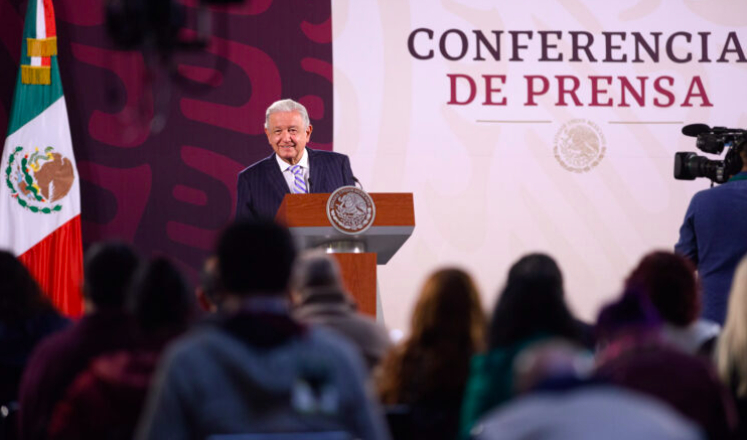 AMLO arremete contra jueces por amparo contra reforma judicial “violan la división de poderes”