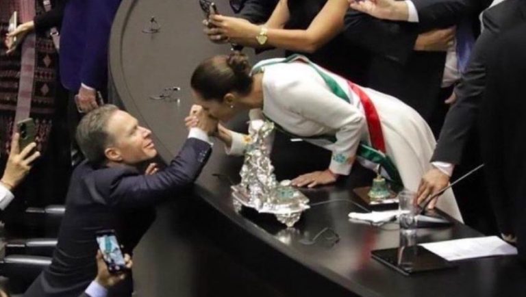 Sheinbaum asegura que besar la mano de Velasco “es algo natural y de reciprocidad”