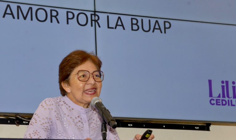 Lilia Cedillo participa en la Noche con las Estrellas en la preparatoria Emiliano Zapata