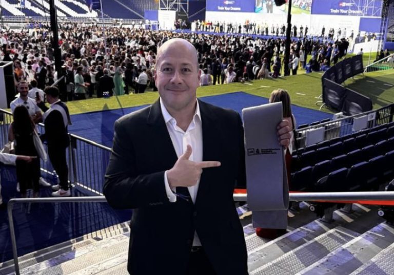 ¡Lo logró! Enrique Alfaro presume nuevo título como Máster en Dirección de Fútbol en la Universidad del Real Madrid