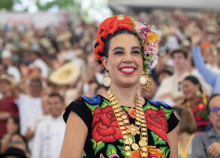 Josefina Rodríguez da banderazo a la Guelaguetza 2025