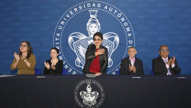 Entrega Lilia Cedillo 44 diplomas y 89 certificados a egresados del Bachillerato Internacional 5 de Mayo de la BUAP