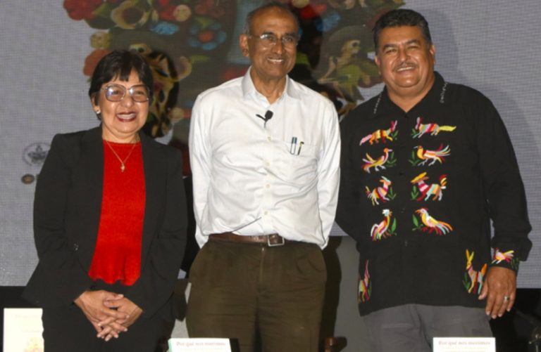 Venki Ramakrishnan promociona su libro “Por qué nos morimos. La nueva ciencia del envejecimiento y la búsqueda de la inmortalidad” en la BUAP