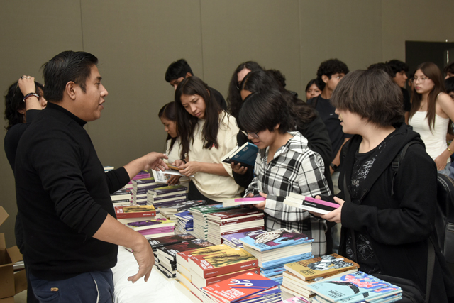 Forman BUAP y Fondo de Cultura Económica lectores responsables