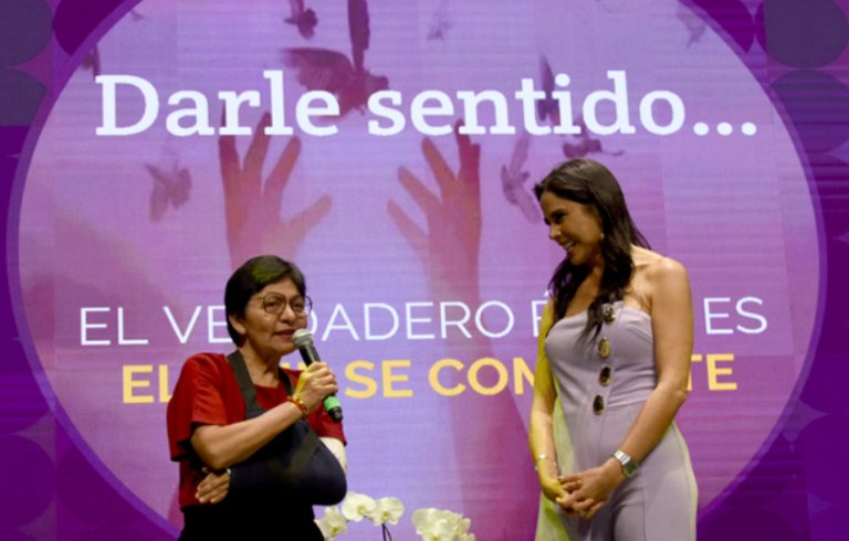 Imparte conferencia Paola Rojas en la BUAP