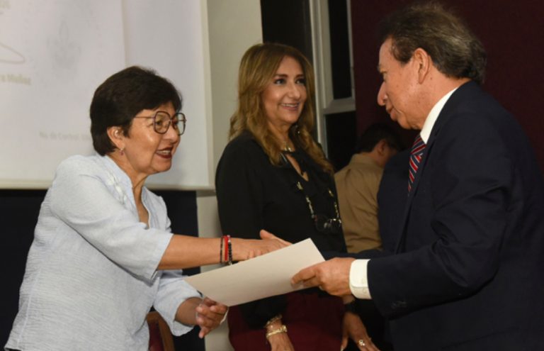 Entrega Lilia Cedillo reconocimientos para celebrar el Día del Contador Público