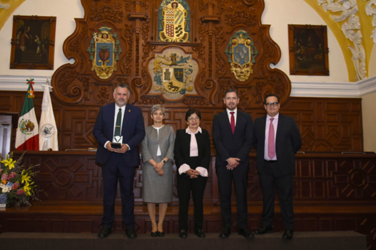 Entrega REDDU en la BUAP presea “Dr. Jorge Carpizo” al Rector de la UABC