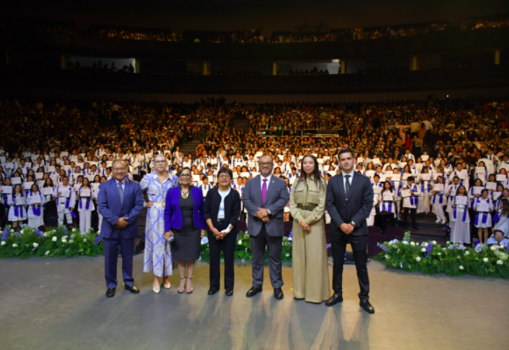 Lilia Cedillo asiste a graduación de la Facultad de Medicina