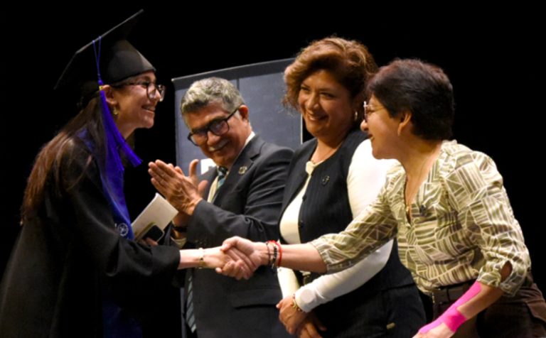 Lilia Cedillo asiste a la graduación de la  Licenciatura en Biotecnología