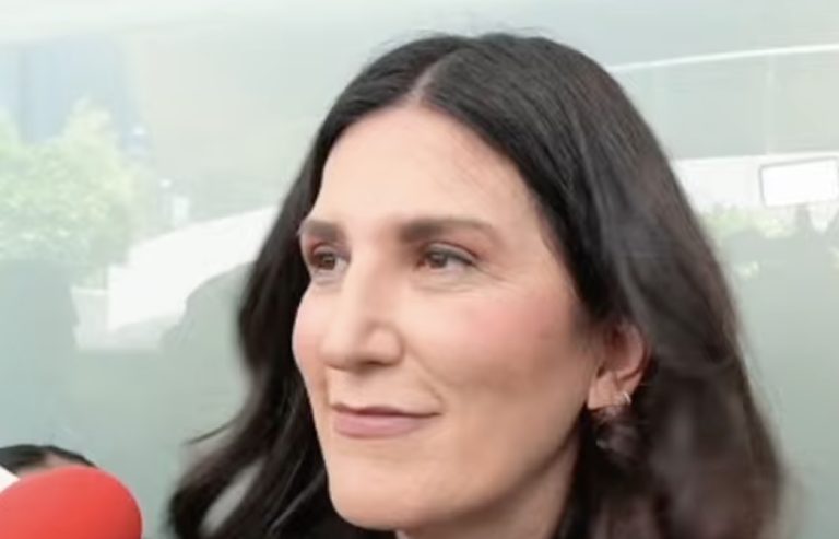 Kenia López tunde a los ministros de la SCJN por acudir a mitin de morena