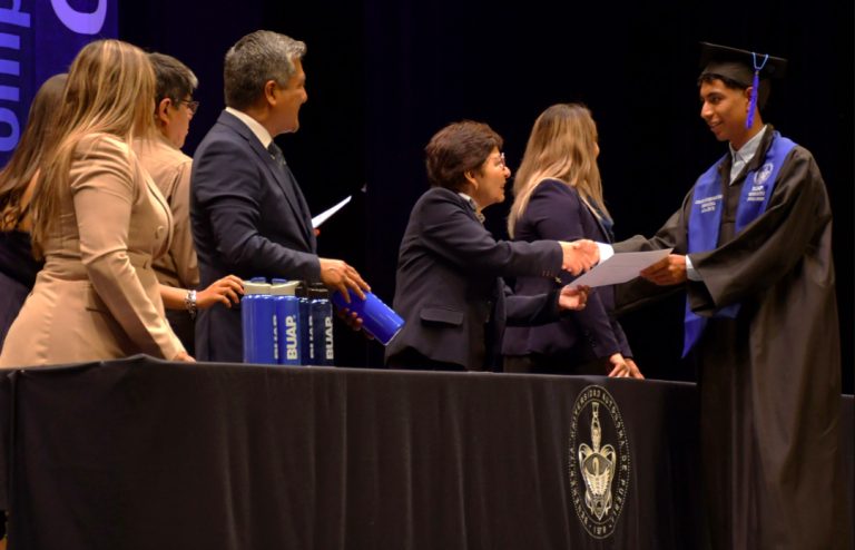 Acompaña Lilia Cedillo a estudiantes del Complejo Regional Centro en su graduación
