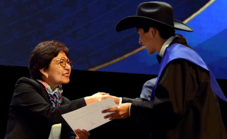 Preside Lilia Cedillo graduación de Preparatoria Alfonso Calderón Moreno