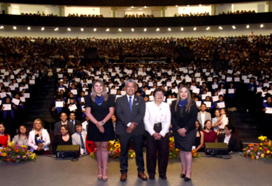 Lilia Cedillo asistió a la graduación del Bachillerato Tecnológico de San José Chiap