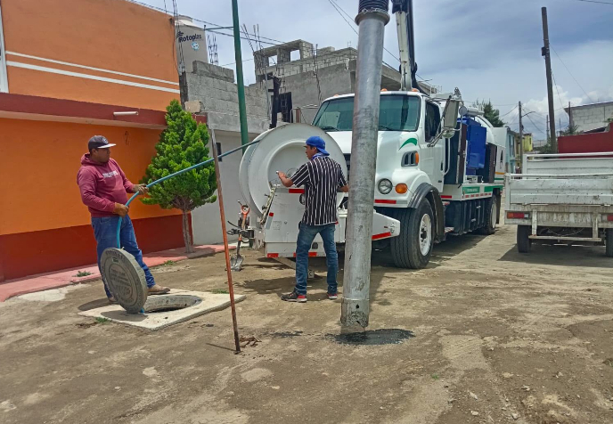 Realizan trabajos de desazolve en la línea general de drenaje en la comunidad de Santa Anita