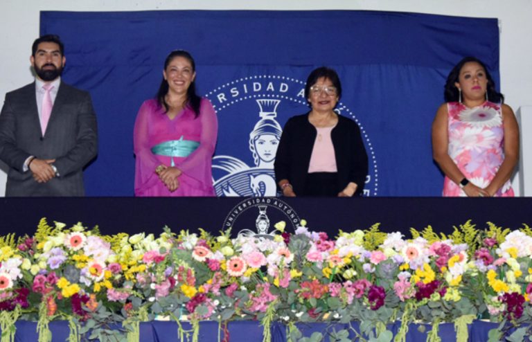 Preside Rectora Lilia Cedillo graduación en preparatoria de Izúcar de Matamoros