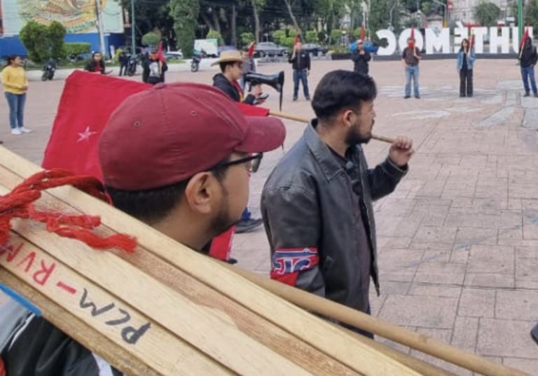 Porros vandalizan edificio de la Cuahtémoc