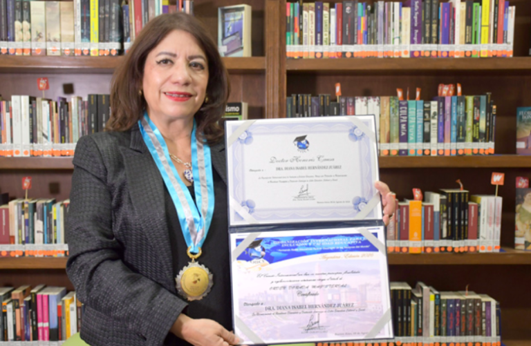 Académica de FFyL-BUAP recibe Doctorado Honoris Causa por la OIICE