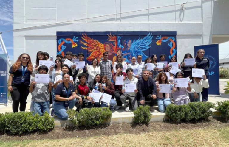 Plasman estudiantes BUAP su talento y creatividad en mural de la preparatoria de Tepeaca