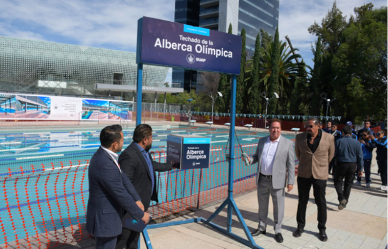 Colocan primera piedra del techado de la alberca olímpica en el Centro Acuático Universitario BUAP