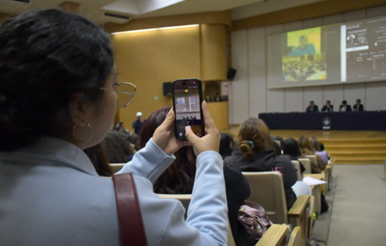 Dicta conferencia magistral el politólogo Robert Keohane a estudiantes de la BUAP
