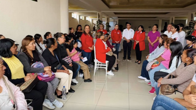 Senadora Anabell Ávalos entrega resultados de salud a 100 mujeres