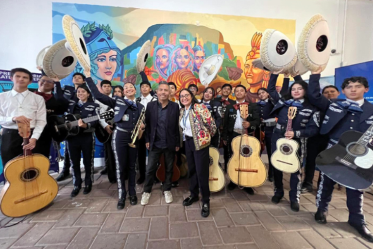 Plasman estudiantes de la preparatoria BUAP de Tlatlauquitepec su creatividad en mural