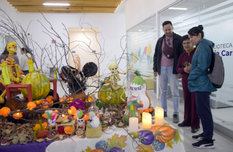 Universidad para Adultos BUAP celebra la tradición del Día de Muertos