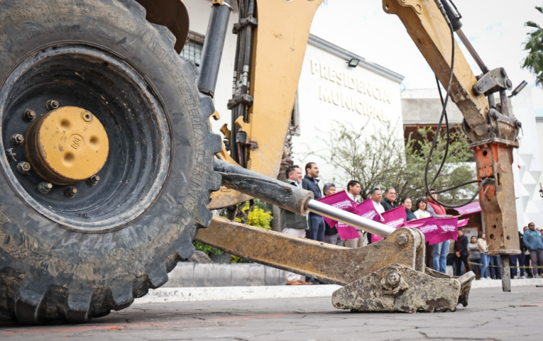 Dan banderazo a remodelación de Presidencia Municipal en Cuautlancingo